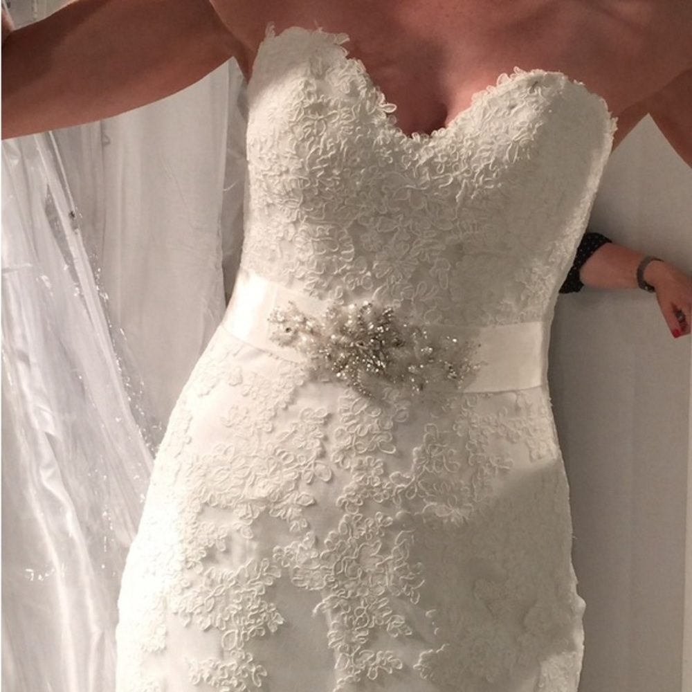 Demetrios Wedding dress cb 7674 size 2, altered to fit dress size 2